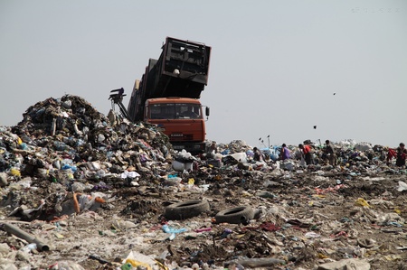 Вантажівки приїздять сьюди кожних 5хв.