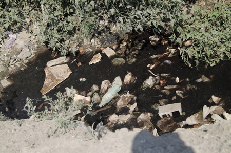 Фільтрат, по спеціально виритих каналах вздовж дороги, стікає у гудронові озера