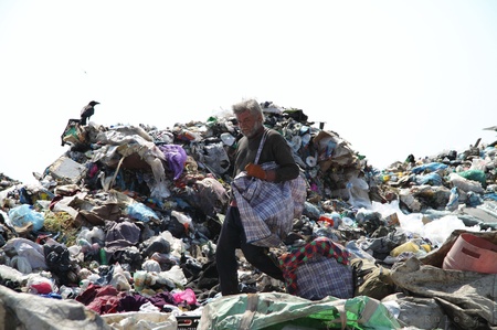 По сміттю люди ходять у звичайному взутті з того ж смітника